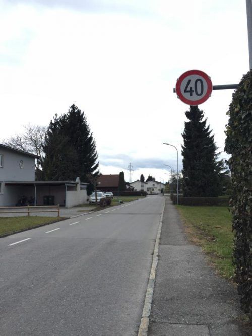 Die schnurgerade Straße ist einladend für Raser. Foto: VN/pes