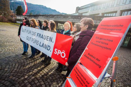 Die SPÖ-Frauen untermauerten ihre Forderungen zur Frauenpolitik nach der Sitzung vor dem Landhaus.