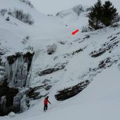 Snowboarder stürzt über hohe Felswand