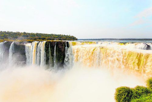 Die Wasserfälle liegen sowohl im argentinischen Nationalpark Iguazú als auch im brasilianischen Nationalpark Iguaçu.