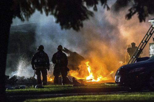 Drei der fünf Insassen starben bei dem Absturz, das Flugzeug ging in Flammen auf. Foto: Ap