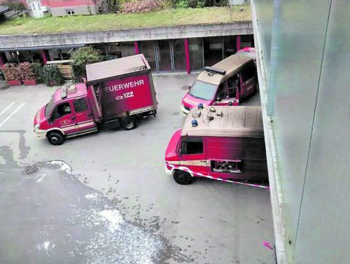 Drei Einsatzfahrzeuge der Feuerwehr wurden durch die Flammen teilweise stark beschädigt. Foto: Leserreporter
