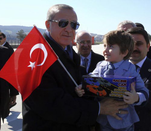 „Du wendest auch gerade Nazi-Methoden an“, warf Erdogan am Sonntag der deutschen Kanzlerin Merkel vor.  Foto: AP