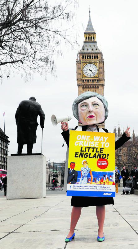 Ein Aktivist, verkleidet als Premierministerin May, sieht das Vereinigte Königreich auf dem Weg zu „Little England“. Foto: reuters