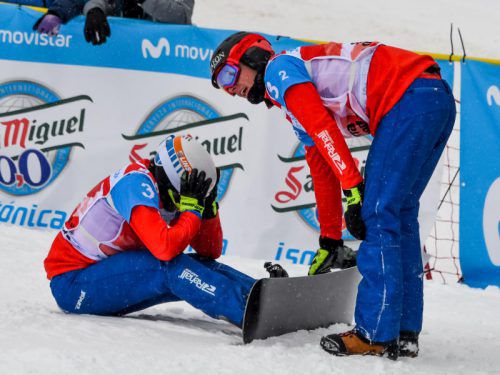 Ein enttäuschter Markus Schairer (am Boden) wird von Teamkollege Alessandro Hämmerle getröstet. Foto: gepa