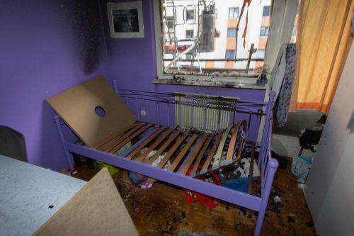 Ein Übergreifen der Flammen vom Balkon auf das Wohnungsinnere konnte noch weitgehend verhindert werden. Foto: VN/Hofmeister