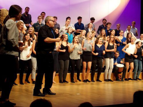 Engagierter, temperamentvoller und nun hoch geehrter Chorleiter Oskar Egle mit seinem Jugendchor Voices. Foto: JU