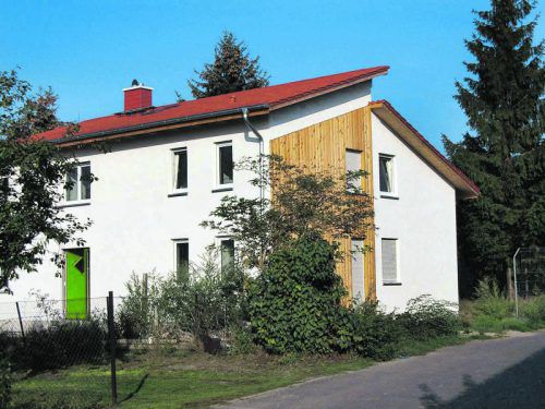 Entscheidungsfindung Wer sich nicht sicher ist, ob er sein Haus verkaufen oder behalten möchte, ist beim Fachmann gut beraten. Fällt die Entscheidung auf den Verkauf, müssen auf jeden Fall die erforderlichen Unterlagen bereitliegen. Foto links: Hartmut910_pixelio.de
