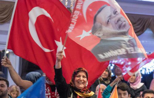 Erdogan-Unterstützer bei einer Wahlkampfveranstaltung in Deutschland. In Österreich soll es diese nicht geben.   Foto: DPA