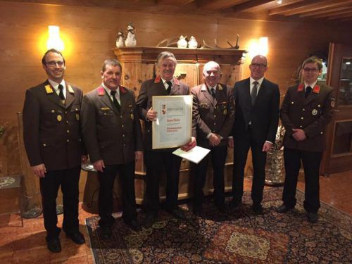 Eugen Pfeifer (M.) wurde das Verdienstkreuz des Landesfeuerwehrverbands in Silber überreicht. Foto: OF