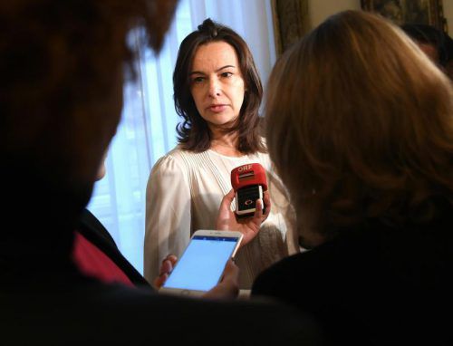 Familienministerin Karmasin verteidigt das neue Modell. APA