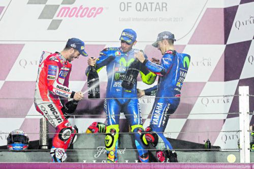 Feiern auf dem Podest nach dem Katar-Grand-Prix: Sieger Maverick Vinales (r. ), Valentino Rossi und Andrea Dovizioso (l.). Foto: apa