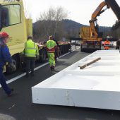 Lkw verliert Stahlträger auf Autobahn
