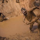 Hindernisrennen durch Matsch und Schlamm