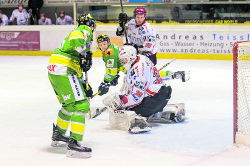 Für den EHC Lustenau geht es heute nur in eine Richtung – in die von Jesenice-Torhüter Rok Stojanovic. Foto: ds