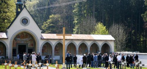 Gemeinsam von frühverstorbenen Kindern Abschied nehmen.  KATH. KIRCHE