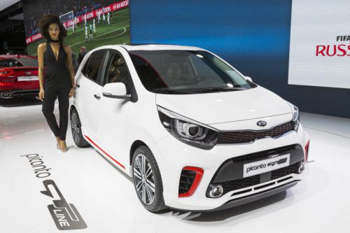 Großer Auftritt für den KleinstenDer Kleinste von Kia, der Picanto, steht als Premiere am Stand der Koreaner in Genf. Die äußeren Abmessungen sind unverändert, dennoch haben sich die Platzverhältnisse verbessert.