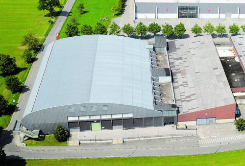 Halle 5 neben dem Messestadion wird abgebrochen und neu gebaut. Bis zur Weltgymnaestrada 2019 muss sie fertig sein. Foto: STD