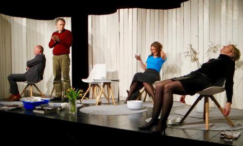Hanno Dreher, Karl Müller, Susanna Ackermann und Elke Kikelij-Schwald in „Gott des Gemetzels“.  Foto: VN/Dietrich