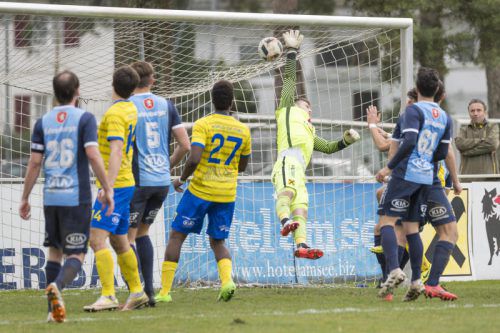 Hard-Torhüter Alexander Bonetti streckt sich umsonst, der Ball, geschossen von VfB-Kapitän Adrian Klammer, findet den Weg ins Netz. Fotos: Stiplovsek