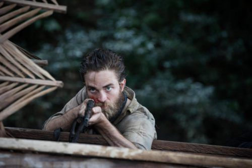 Henry Costin (Pattinson) kämpft sich mit seinem Team durch den Dschungel im Amazonas-Gebiet. Ascot Elite