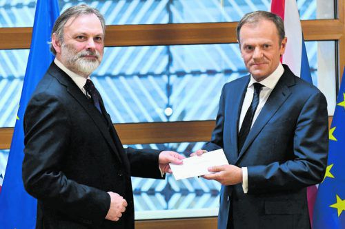 Historisches Ereignis: Der britische Botschafter Tim Barrow übergibt EU-Ratspräsident Donald Tusk das Austrittsgesuch seines Landes. Foto: AP