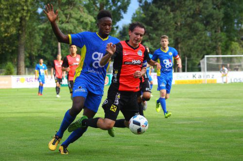 Im Herbst feierte Hohenems – im Bild Martin Boakye (links) gegen Markus Grabherr – im Ligaduell einen 4:1-Sieg in Hard. Foto: Hofmeister
