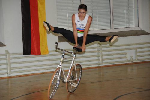 Im Juni will die Meininger Kunstradfahrerin Adriana Mathis wieder Wettkämpfe bestreiten. Foto: Knobel