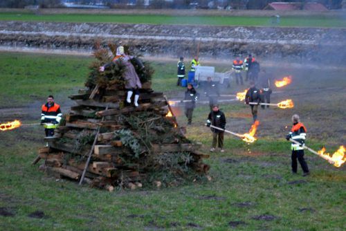 Im Koblacher Rheinvorland wurde der Funken abgebrannt. Foto: loa