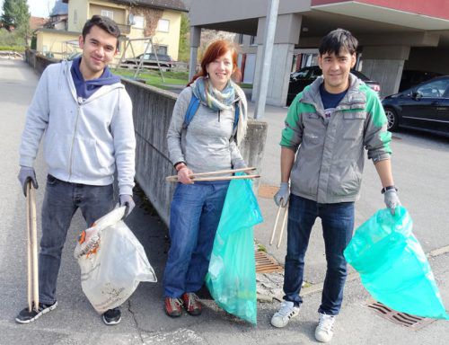 In der Gruppe der Emsigen und Grünen halfen auch einige Flüchtlinge mit. Foto: tf
