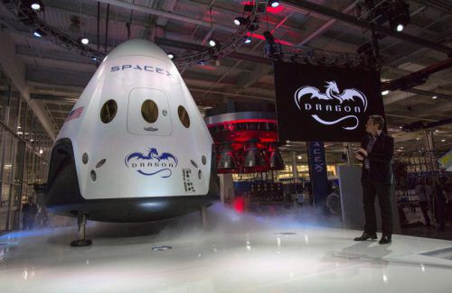 In der Raumkapsel Dragon sollen schon kommendes Jahr Touristen den Mond umrunden. Foto: Reuters