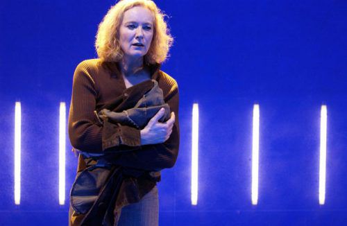 In der vergangenen Spielzeit begeisterte Gilla Cremer mit „Die Dinge meiner Eltern“. Dieses Jahr steht sie in der Aufführung „Meeresrand“ auf der Bühne des Lindauer Theaters. foto: arno declair