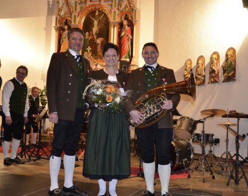 Kapellmeisterin Mathilde Dietrich mit den Jubilaren Thomas Übelhör und Wolfgang Gasser.  Foto: mam
