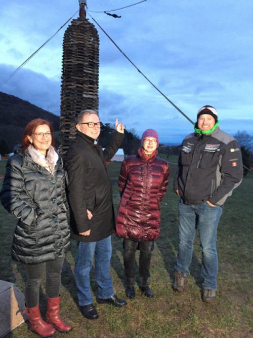 Karin Kopf, Karlheinz Kopf und Ulrike Kinz mit Marco Gayde (v. l.) von der Funkenzunft Gaißau.