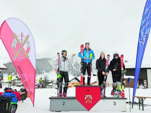 Katharina Liensberger gewann in Lech einen FIS-Torlauf vor Hannah Köck (l.) sowie Marie-Therese Sporer und Michela Azzola. Foto: sca