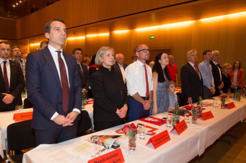 Kern streut der neuen Parteivorsitzenden Sprickler-Falschlunger auf dem Parteitag Rosen. Foto: VN/Hofmeister