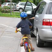 Achtjähriger stieß mit Rad gegen Pkw