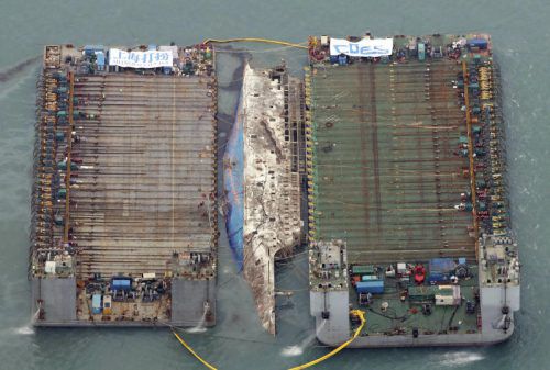 Knapp drei Jahre lag die „Sewol“ nach ihrem Untergang im April 2014 unter Wasser. Foto: AP
