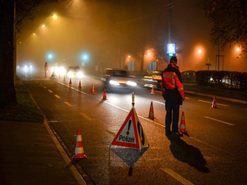 Kontrolle der Schweizer Polizei. Wer mit Bleifuß auf dem Gaspedal erwischt wird, muss mit strengen Strafen rechnen. polizei St. Gallen