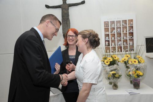 Landesrat Christian Bernhard gratulierte den erfolgreichen Absolventen bei der Diplomverleihung in der Pflegeschule Unterland.  std