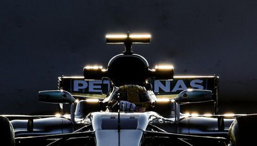 Lewis Hamilton (Bild) glänzte im Vormittagstraining mit einer überlegenen Bestzeit, am Nachmittag schlug Kimi Räikkönen im Ferrari zurück. Foto: apa