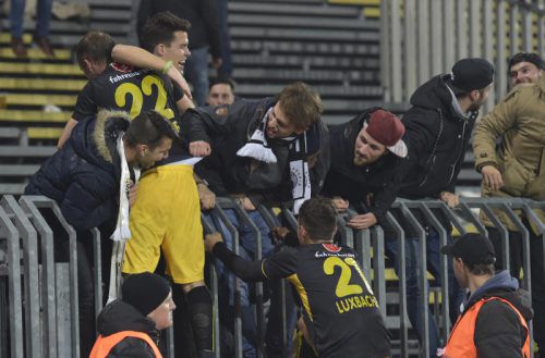 Lukas Jäger (links) und Daniel Luxbacher feierten im Herbst mit den Fans nach dem Last-Minute-Sieg in Mattersburg. Foto: gepa