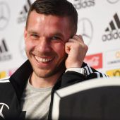 Podolski bei Abschied mit Kapitänsbinde