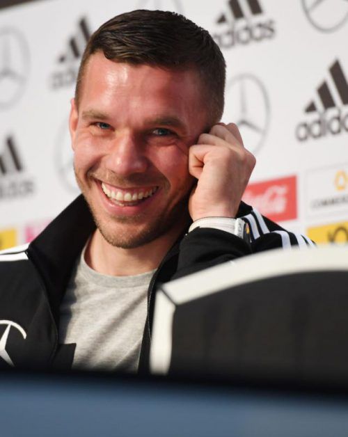 Lukas Podolski feiert seinen Länderspiel-Abschied. Foto: AFP