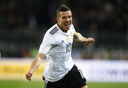 Lukas Podolski zelebriert sein 49. Länderspieltor. Foto: Reuters