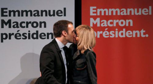 Macron küsst seine Frau Brigitte Trogneux. Foto: reuters