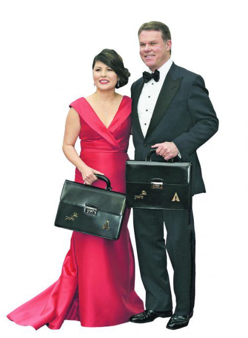 Martha L. Ruiz und Brian Cullinan verteilten die Gewinnerumschläge.
Foto: AP