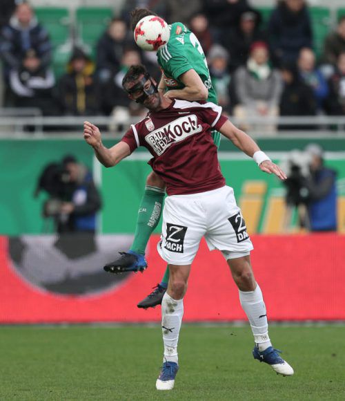 Maskenmann Maierhofer gegen Rapids Schößwendter. Foto: gepa
