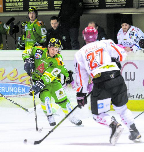 Max Wilfan und seine Lustenauer Kollegen müssen heute Jesenice aus dem Weg räumen, sonst ist die Saison zu Ende. Foto: stiplovsek