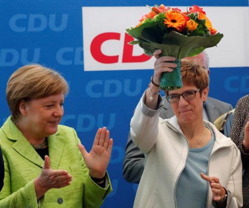 Merkel freut sich über den unerwarteten Sieg der saarländischen Ministerpräsidentin Annegret Kramp-Karrenbauer. Foto: reuters